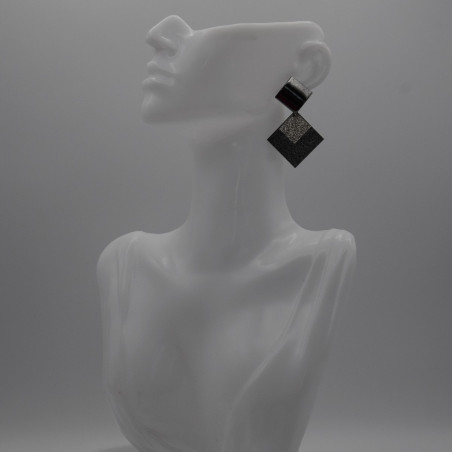 Boucle triangulaire en or noir
