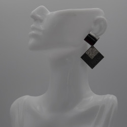 Boucle triangulaire en or noir