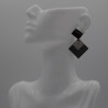 Boucle triangulaire en or noir